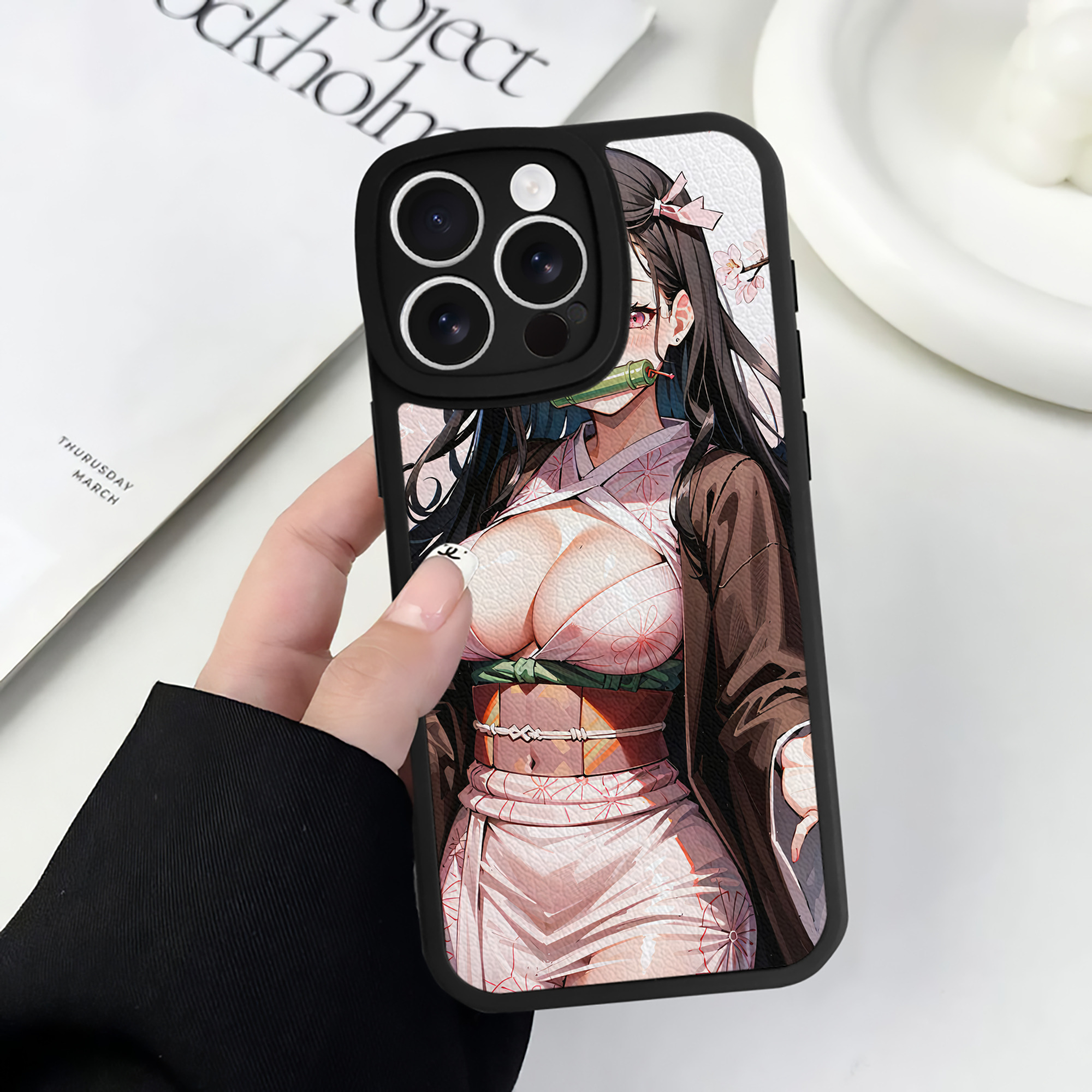 （画像用） 鬼滅の刃（きめつのやいば）竈門 禰󠄀豆子／かまど ねずこ Kamado Nezuko 【iPhone 16シリーズ対応】シリコンスマホケース（レザー調） 材質：シリコン